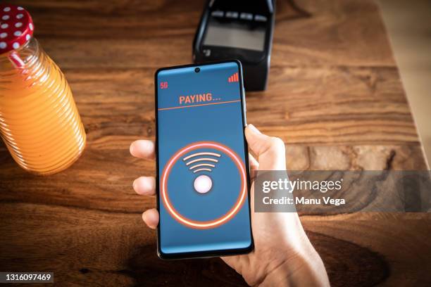 contactless payment using a smart phone in restaurant - counter intelligence stock pictures, royalty-free photos & images