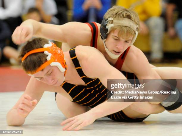 Wrestling high school match hi-res stock photography and images