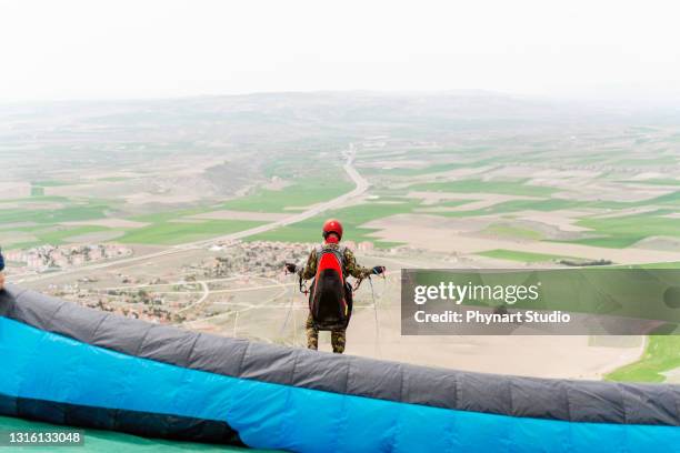 gleitschirm über berge - aviation risk stock-fotos und bilder