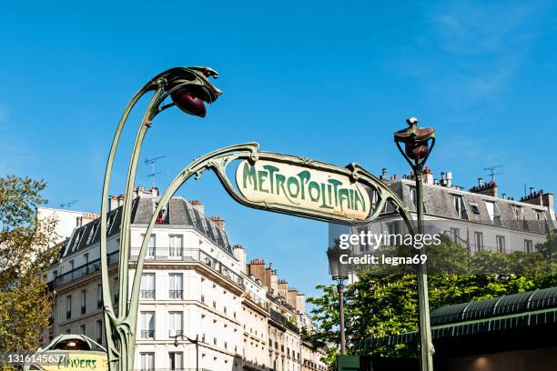parisian metro signpost - sinal de entrada imagens e fotografias de stock