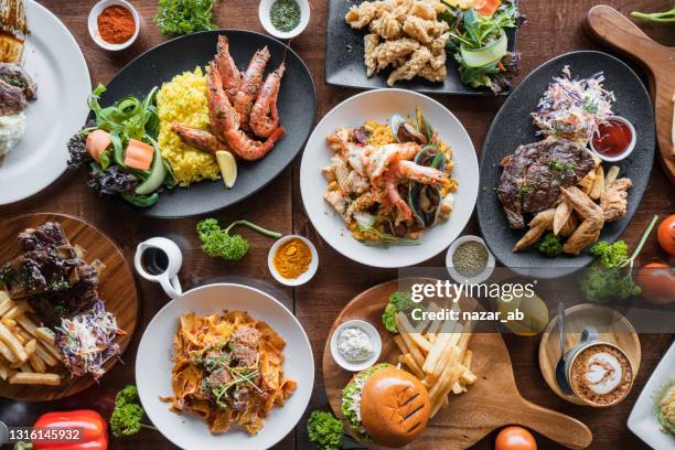 vista de mesa de comida picante. - plato de comida fotografías e imágenes de stock