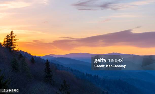 sunrise over a rolling mountain landscape - falda negra imagens e fotografias de stock
