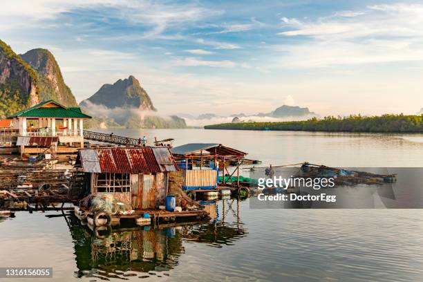 scenic view of fisherman village in the morning at panyi fisherman village, phang-gna province, thailand - tailandia foto e immagini stock