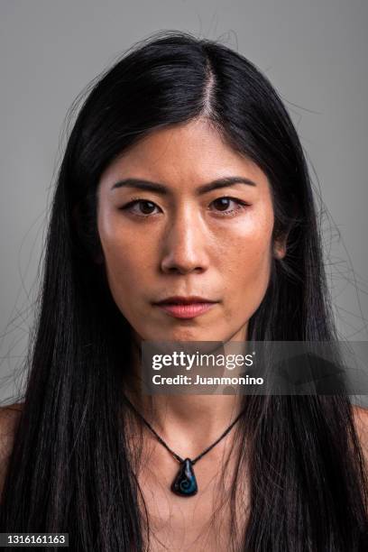 grave donna asiatica di mezza età che guarda la telecamera - studio head shot serious confident looking at camera foto e immagini stock