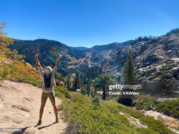 hombre haciendo senderismo en california país de vuelta - truckee fotografías e imágenes de stock