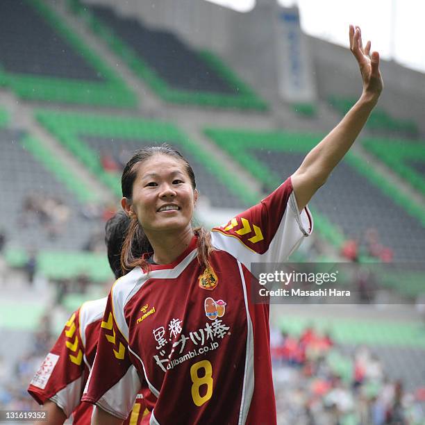 Homare Sawa of INAC Kobe Leonessa waves after the Nadeshiko League match between INAC Kobe Leonessa and NTV Beleza at Home's Stadium on November 6,...