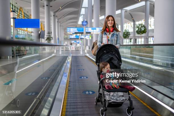 giovane donna che viaggia con il suo bambino per la prima volta dopo il covid-19 - information sign foto e immagini stock