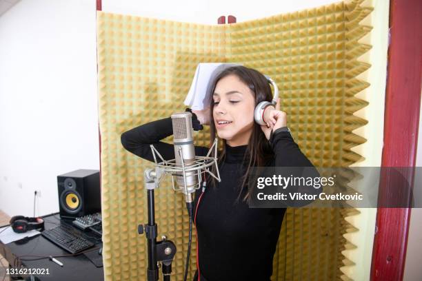 het meisje neemt vocalen op in muziekstudio - liedjesschrijver stockfoto's en -beelden