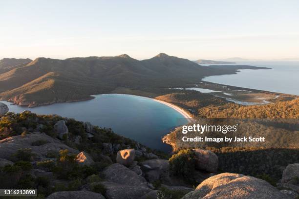 sunrise at wineglass bay - tasmania imagens e fotografias de stock