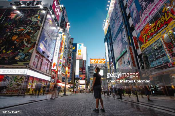 teenager at akihabara electric town, tokyo, japan - akihabara fotografías e imágenes de stock