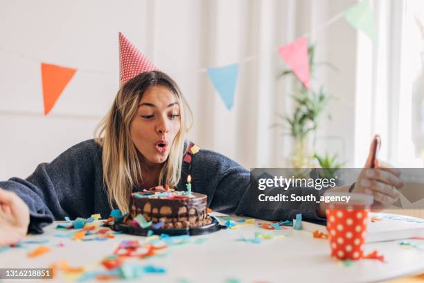 frau feiert geburtstag allein - pusten stock-fotos und bilder