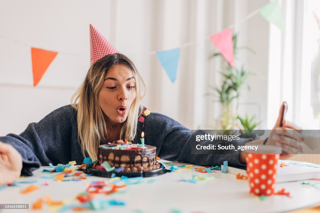 Vrouw die verjaardag alleen viert