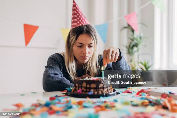 donna triste che festeggia il compleanno da sola - sad birthday foto e immagini stock