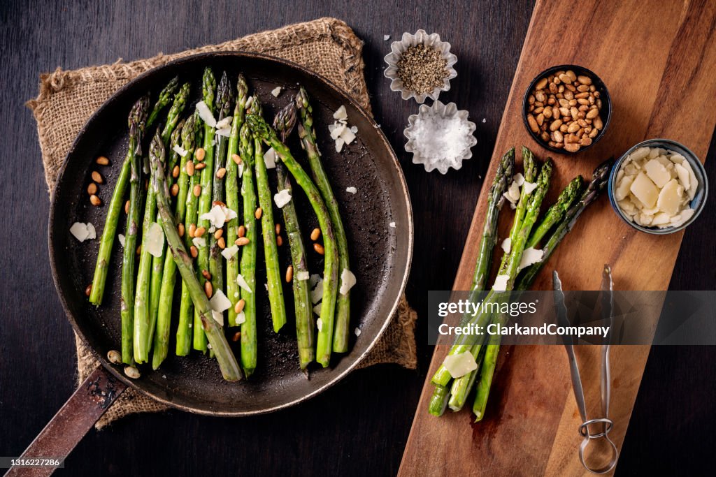 Pfanne gebratener Spargel