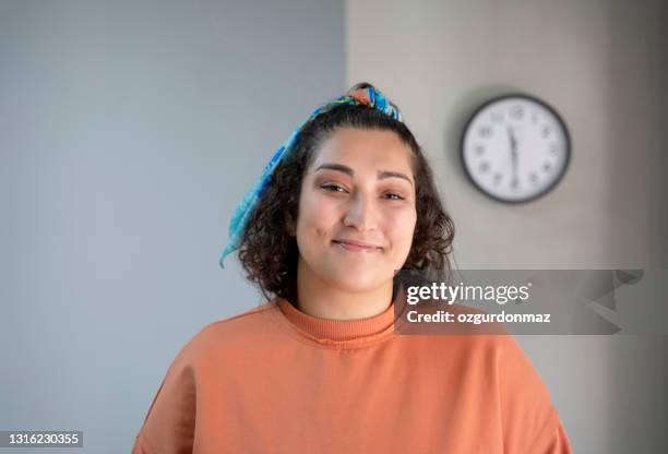 portrait of a young real woman with a friendly smile - chubby teenage girl imagens e fotografias de stock