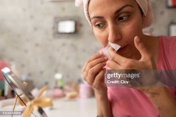 vrouw die zich voorbereidt om zich van ongewenst haar op haar bovenlip thuis te ontdoen - gezichtshaar stockfoto's en -beelden