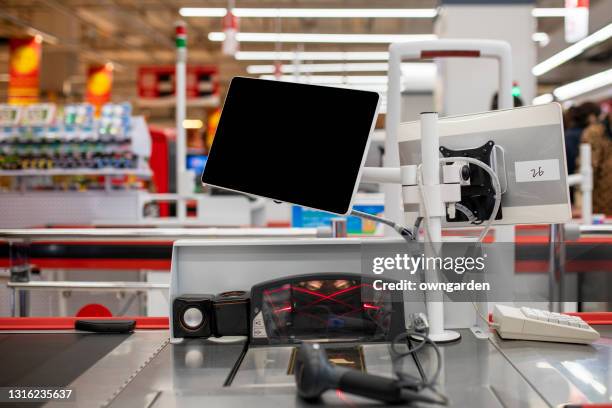 checkout terminal in a supermarket - markt verkaufsstätte stock-fotos und bilder