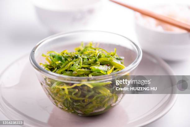 japanese seaweed salad. healthy and fresh seaweed salad - kelp stock-fotos und bilder