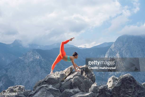 yoga - positionner photos et images de collection