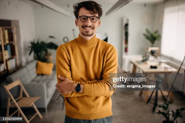 fotógrafo está terminando trabajo en su oficina - director creativo fotografías e imágenes de stock