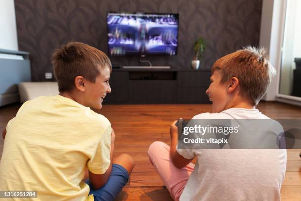 jongens die videospelletjes spelen - boy at television stockfoto's en -beelden