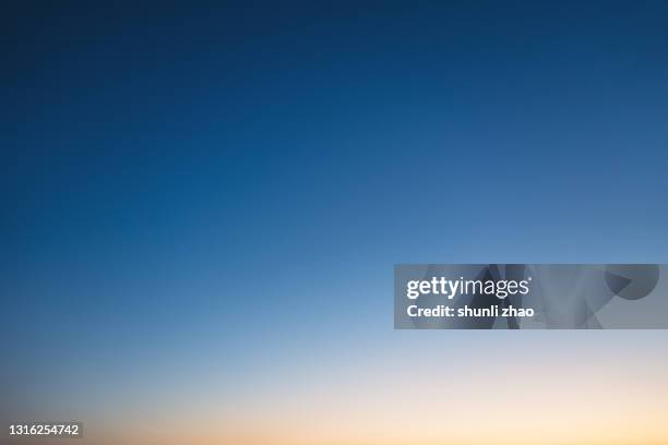 gradual color of the sky at sunrise - wolkenloser himmel stock-fotos und bilder