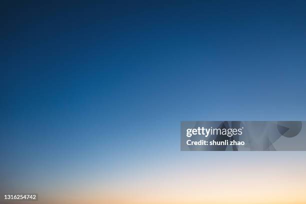 gradual color of the sky at sunrise - helder stockfoto's en -beelden