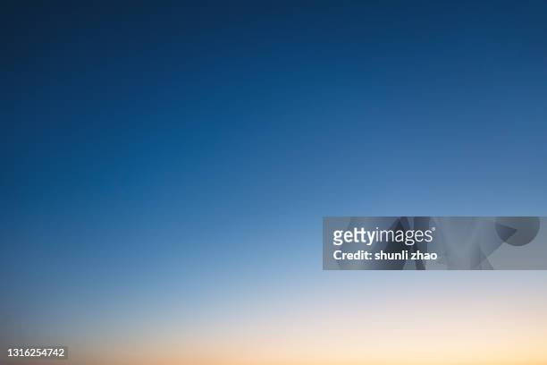 gradual color of the sky at sunrise - azul escuro azul - fotografias e filmes do acervo