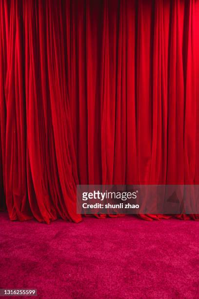 red stage curtain - velvet stockfoto's en -beelden