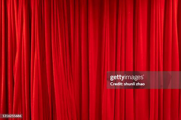 red stage curtain - opening event imagens e fotografias de stock