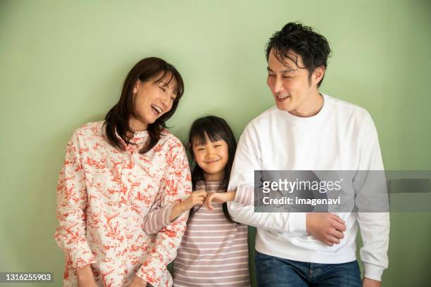 family portrait - 臂挽著臂 個照片及圖片檔