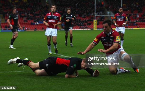 David Strettle of Saracens scores the opening try during the Aviva Premiership match between Saracens and Sale Sharks at Vicarage Road on November 6,...
