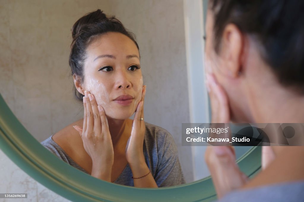 Femme indonésien lavant son visage utilisant le savon de nettoyant de beauté