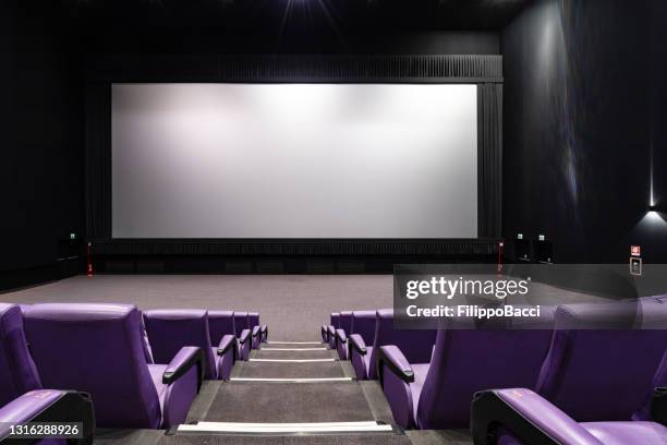empty big movie theater hall with a white screen for copy space - tela de projecção imagens e fotografias de stock