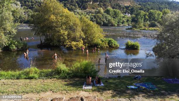 la gente takin un baño en el río miño en ourense, galicia, españa - balneario fotografías e imágenes de stock