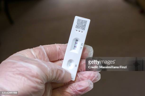 positive cassette rapid test for covid-19, test result by using rapid test device for covid-19 novel coronavirus. - coronavirus fotografías e imágenes de stock