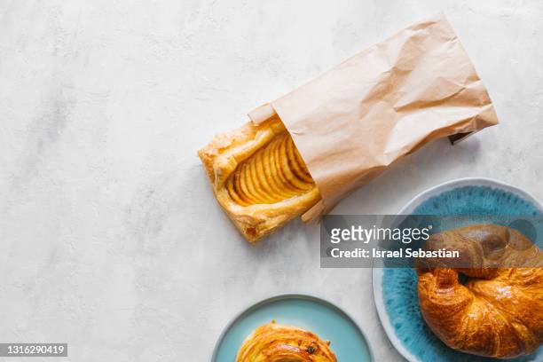 view from above of several scones ready for breakfast on a rustic white wooden table. - lunch bag white background stock pictures, royalty-free photos & images