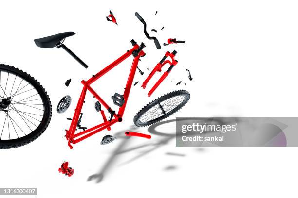 vélo de montagne démonté rouge d’isolement sur le fond blanc - roue de velo photos et images de collection