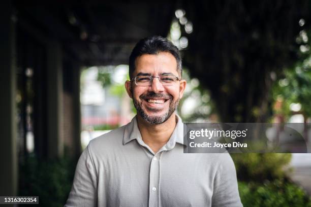 uomo sorridente all'aperto in città - 40 44 anni foto e immagini stock