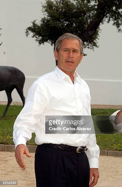 President George W. Bush arrives at the country estate of Quintos de Mora June 12, 2001 and is greeted by Spanish Prime Minister Jose Maria Aznar in...