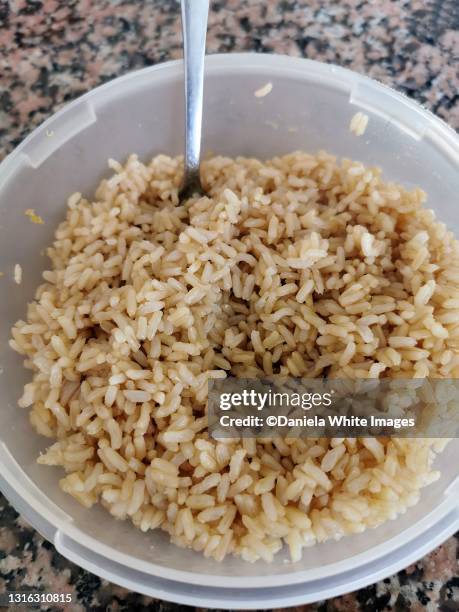 brown rice - naturreis stock-fotos und bilder