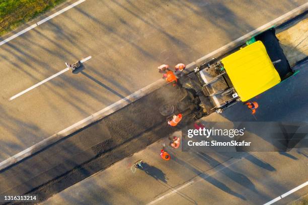 veduta aerea della strada di campagna in costruzione - asphalt paver foto e immagini stock