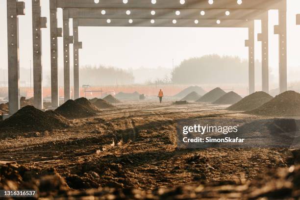 cadre de construction sur le paysage rural - chantier de construction photos et images de collection