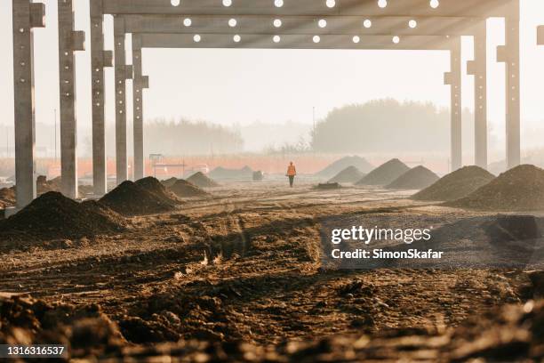 cadre de construction sur le paysage rural - chantier photos et images de collection