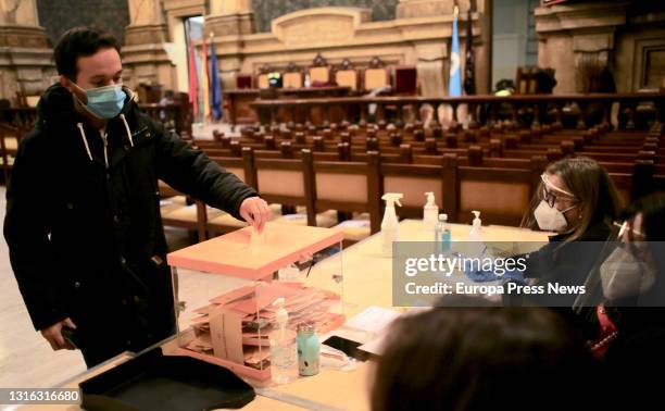 Ignacio, infected with Covid-19, goes to vote late in the day at the Escuela Tecnica Superior de Ingenieros de Minas y Energia, on 4 May, 2021 in...