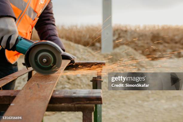 tischler schneideisen mit kreissäge - grinder stock-fotos und bilder