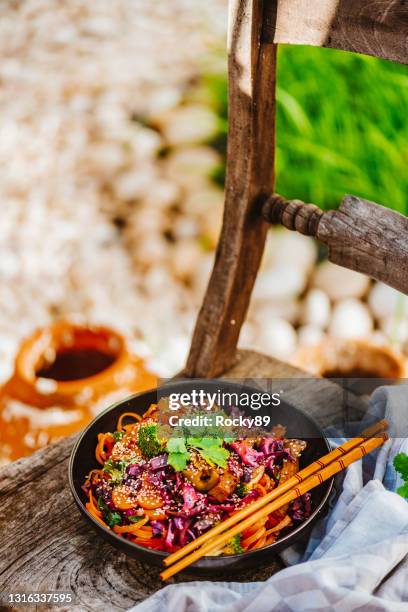 insalata vegana di noodle di vetro tailandese - seitan foto e immagini stock