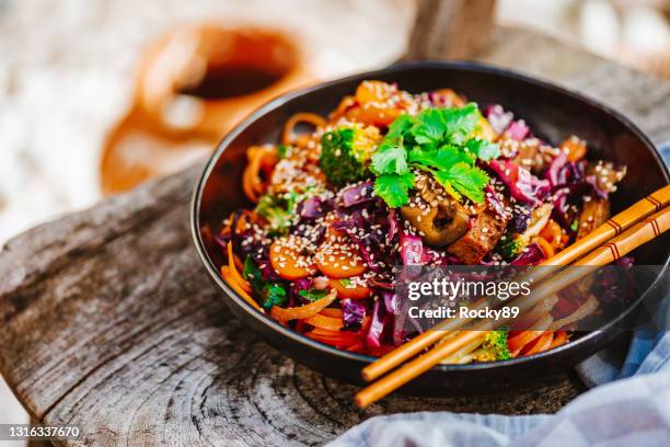 ensalada vegana de fideos de vidrio tailandés - fideo transparente fotografías e imágenes de stock