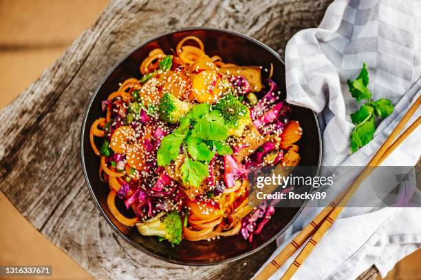 ensalada vegana de fideos de vidrio tailandés - comida tailandesa fotografías e imágenes de stock