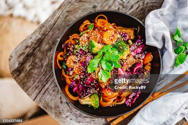 ensalada vegana de fideos de vidrio tailandés - thai food fotografías e imágenes de stock